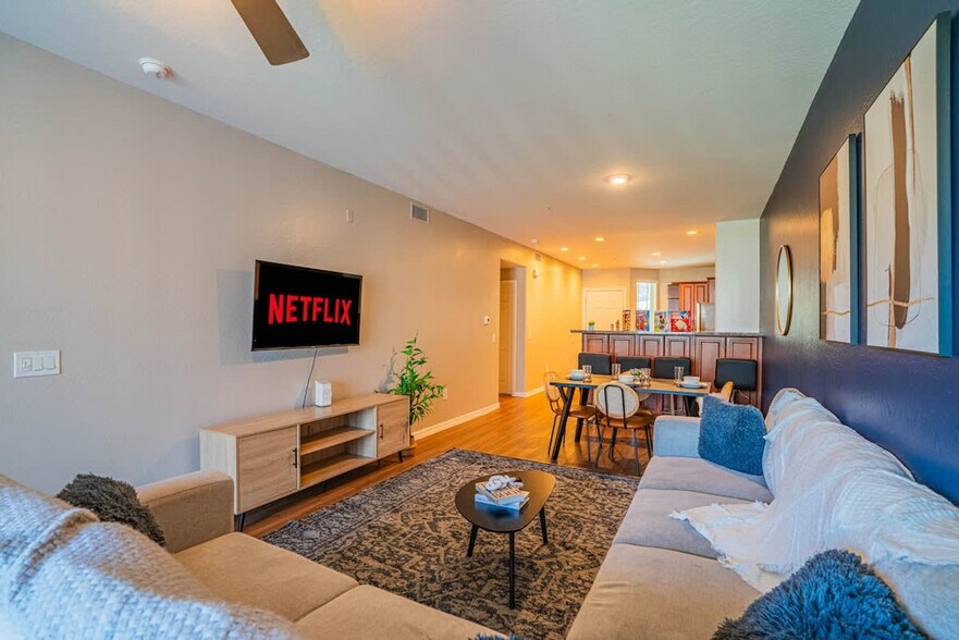 Building Photo - 1275 E University Dr