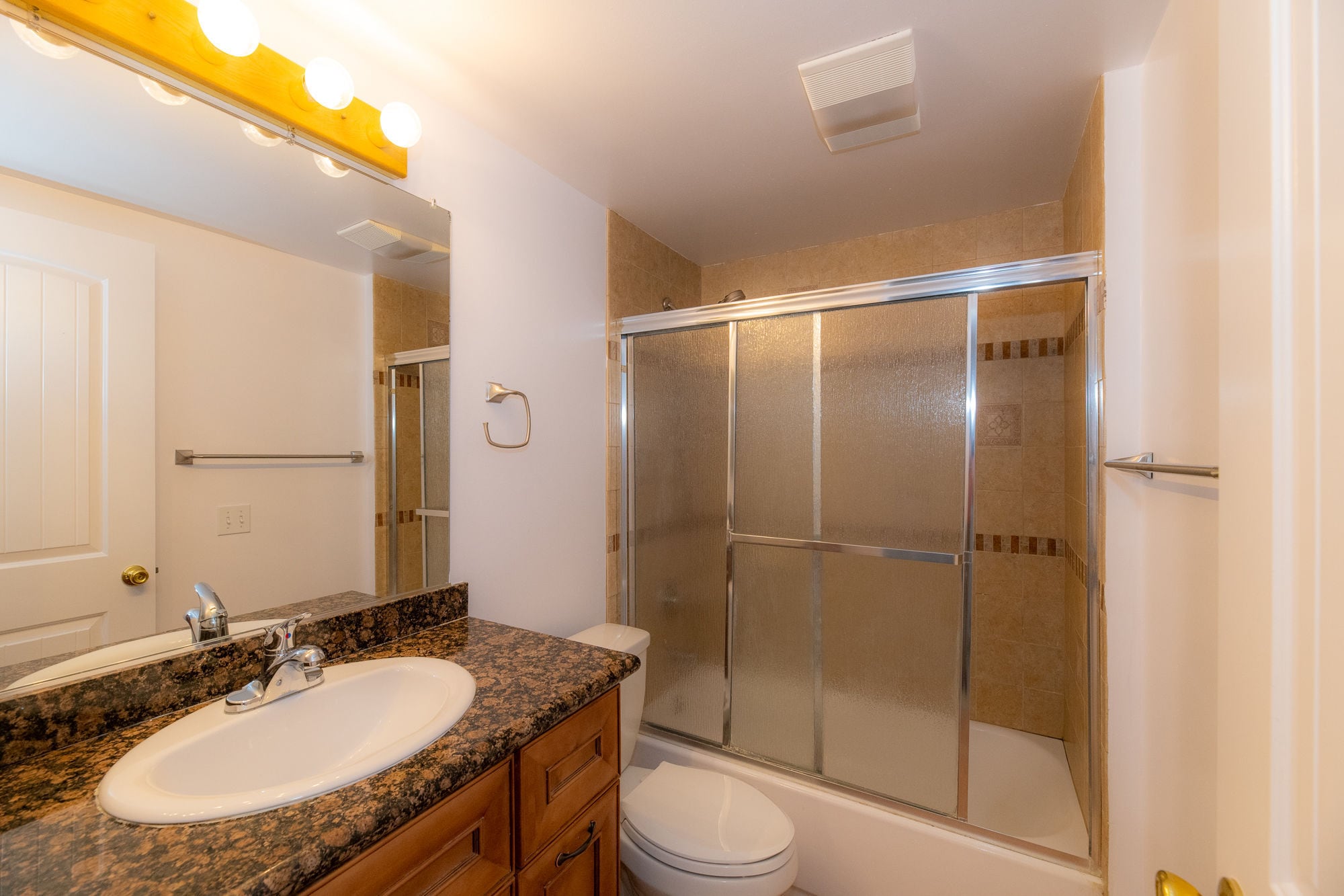 Full Bath a - 127 N Everett St