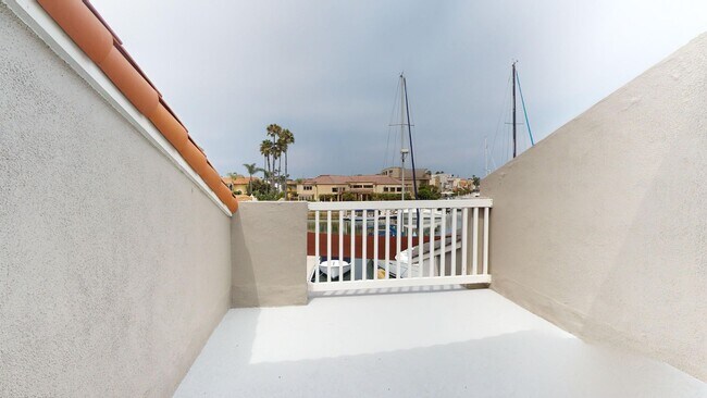 Building Photo - Beautifully Updated Spacious 3 Bed 3 Bath ...