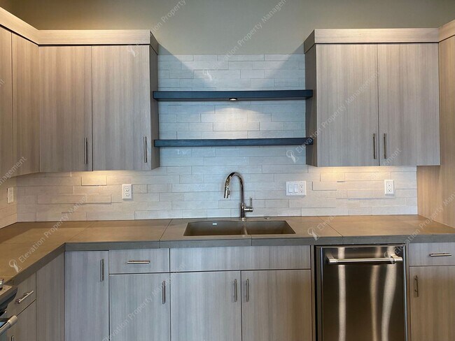 Building Photo - Designer-Finished Townhome Near COCC & NWX