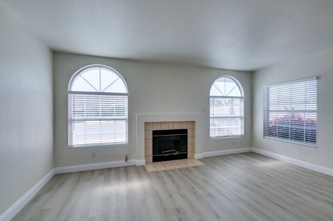 Building Photo - 3 Bedroom Townhouse with attached garage i...