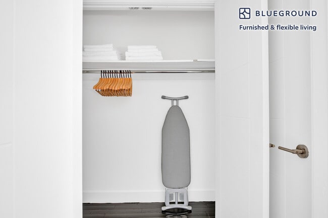 Building Photo - 15 W 55th St