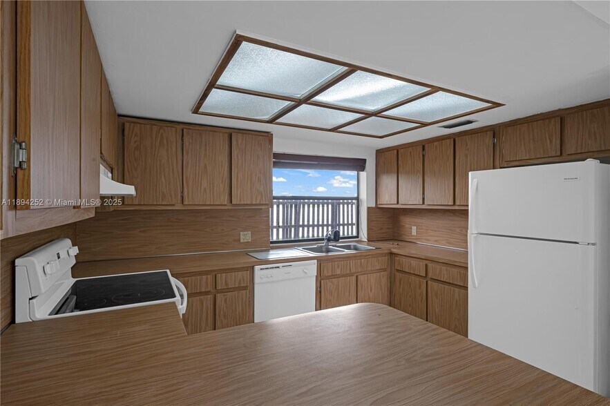 Building Photo - 15070 SW 49th Ln