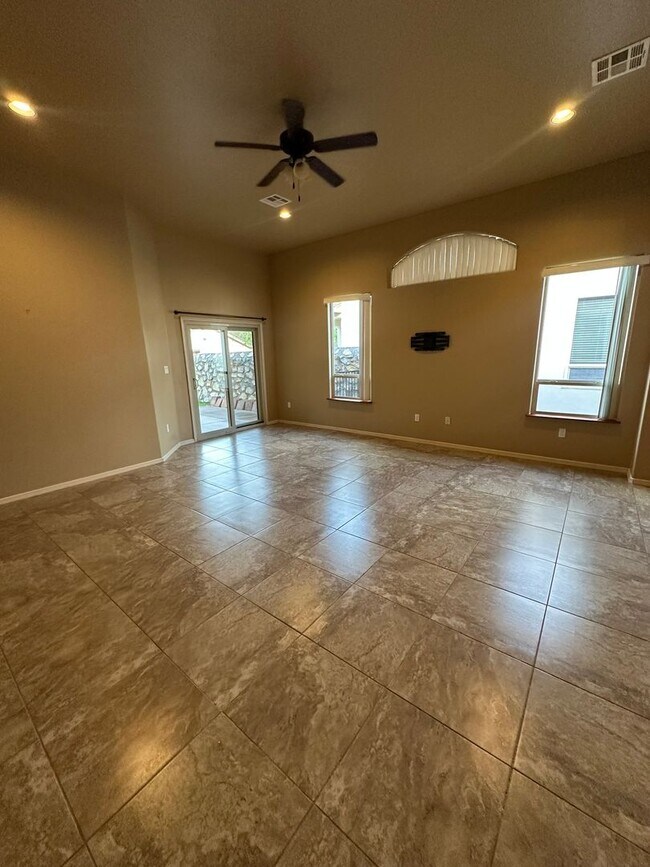 Building Photo - 4747 Zeno Pl