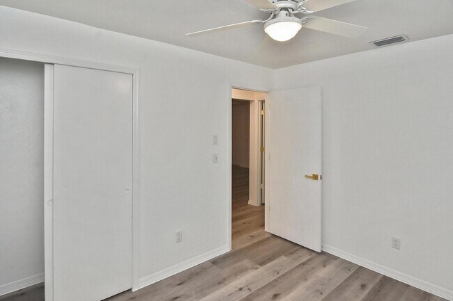 Building Photo - 1202 E 7th St