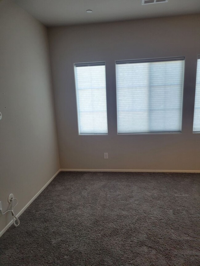 Building Photo - 2 Bed, 2 Bath Townhome in N. Las Vegas!