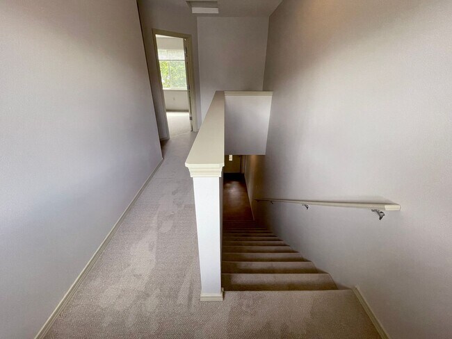 Building Photo - RENT SPECIAL: Great 6 bed, 6 bath Duplex Unit in North Portland with Laundry, Patio