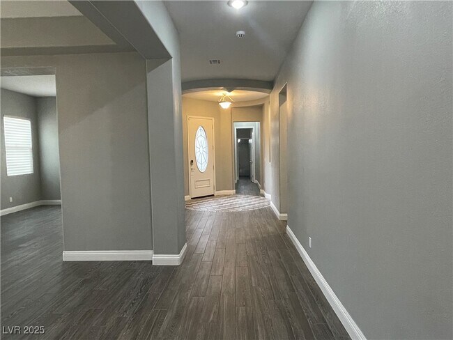 Building Photo - 10468 Garden Light Dr