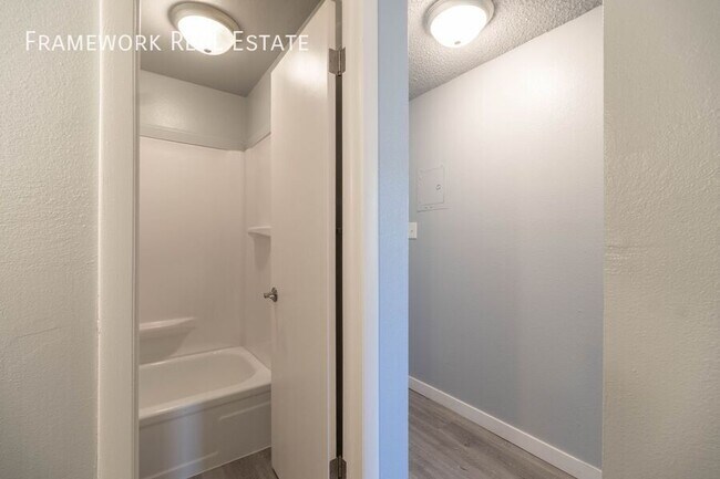 Building Photo - 824 12th St