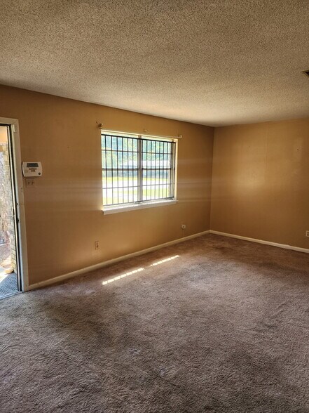 Building Photo - 2306 Dorchester Dr