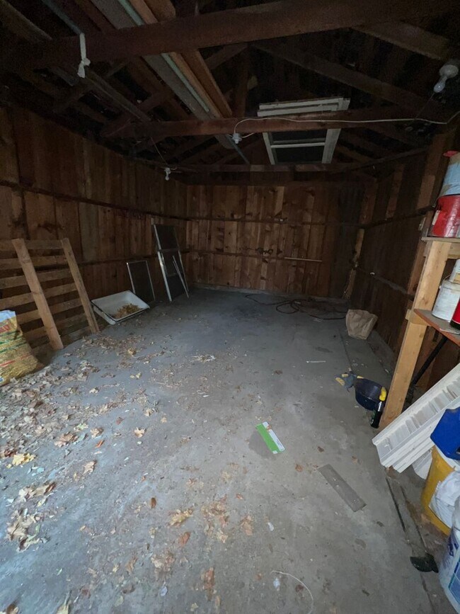 Building Photo - Remodeled DOWNTOWN Bend House, Newer Flooring/Paint/Appliances, Gas heat, Small Garage, Fenced Yard