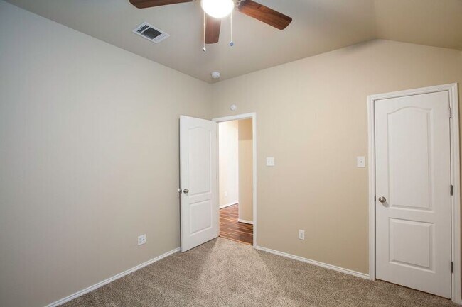 Building Photo - 709 Alder Dr