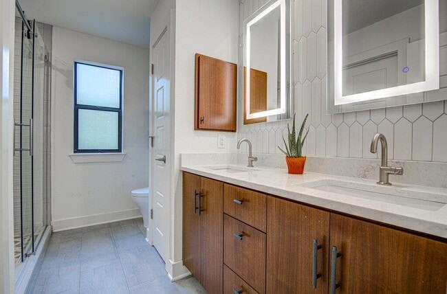 Building Photo - 1409 Lorraine Loop