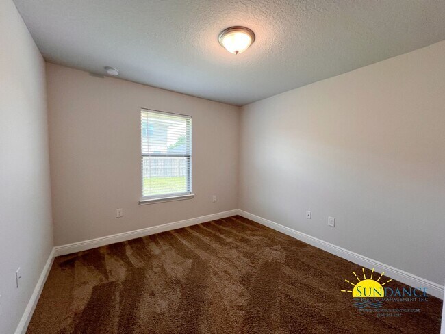 Building Photo - Modern 3 Bedroom Home with Community pool!