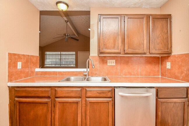 Building Photo - Nice duplex is back on the market