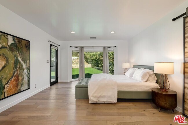 Building Photo - 2400 Glendower Ave