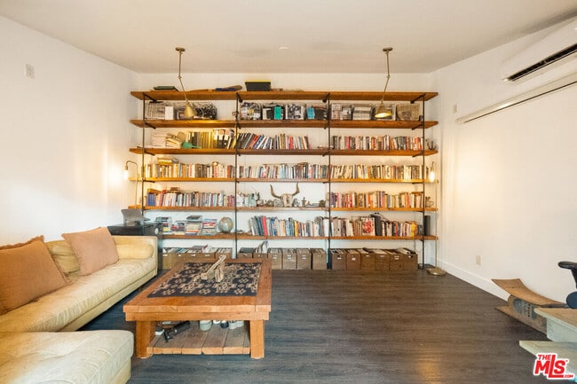 Building Photo - 6031 Mesa Ave