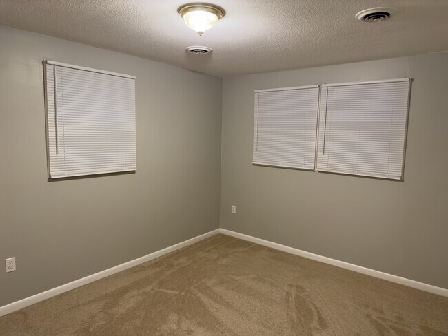 Building Photo - 104 Ford St