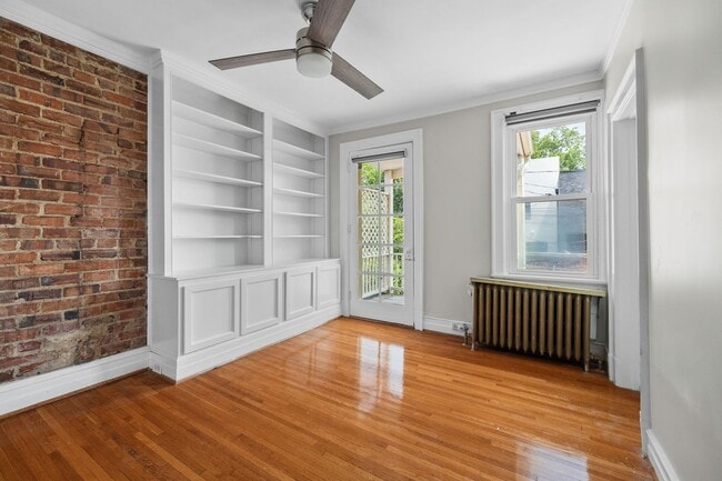 Building Photo - Beautiful Renovated 3 Bedroom 2.5 Bath off...