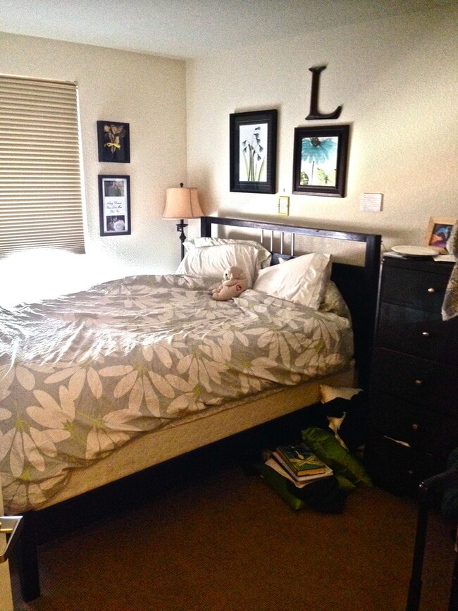 Building Photo - FALL PRE-LEASE! 2 Bedroom 2.5 Bathroom Loft In Landmark Lofts!  Walk To Campus.