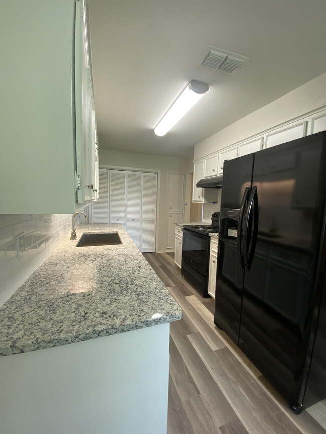 Building Photo - 10286 Dogwood Trail