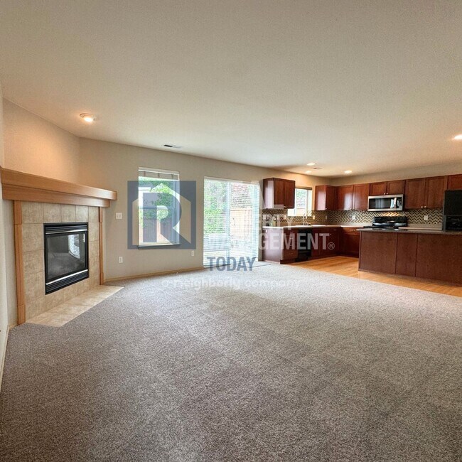 Building Photo - 3 Bedroom + Office Near Amenities!