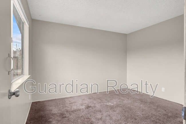 Building Photo - 2209 Tall Pine Dr