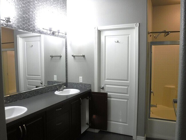 Building Photo - Beautiful 3 bed 2 bath in Meridian Tumble Creed Subdivision just off Linder and Ustick Rd.