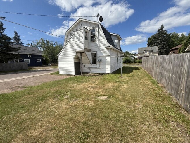 Building Photo - 340 6th St