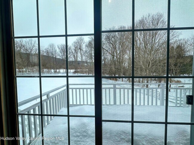 Building Photo - 240 Crest Ln