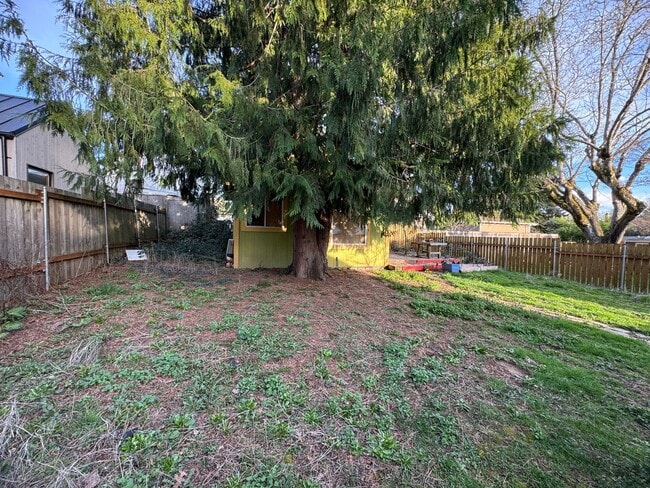 Building Photo - Adorable 1 BD + Loft and Office Bungalow in SE Richmond Neighborhood. ** Central Heat & AC! **