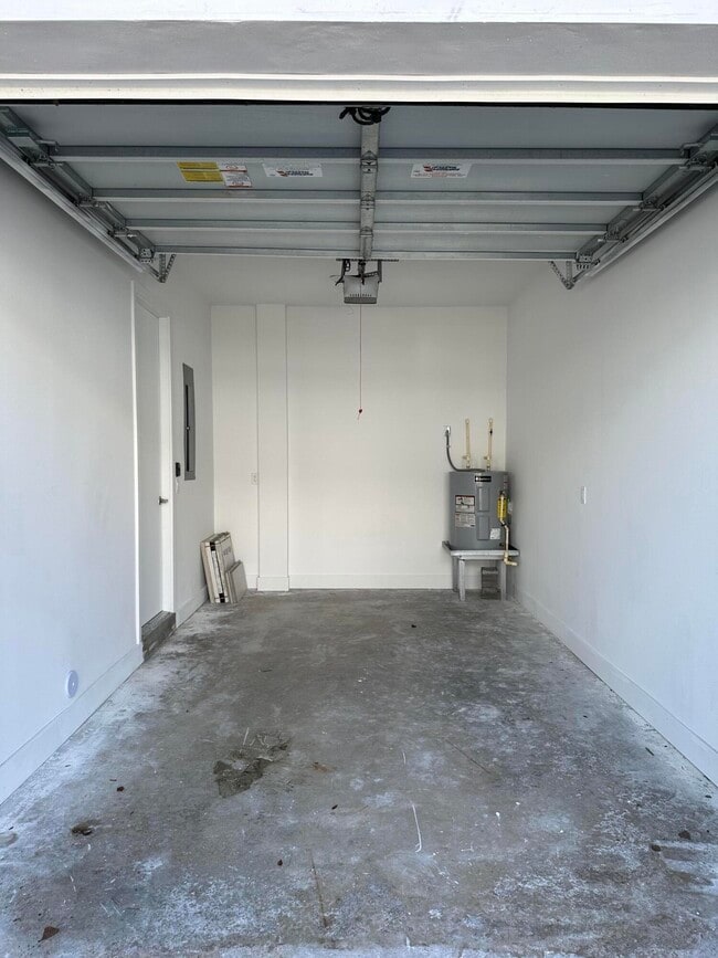 Building Photo - 815 NE 17th Ave