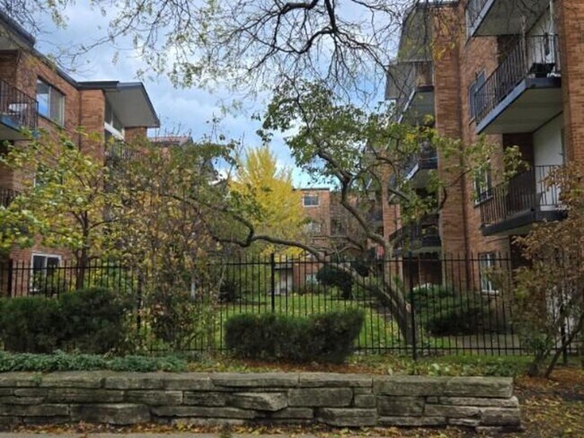 Building Photo - 6961 N Oakley Ave