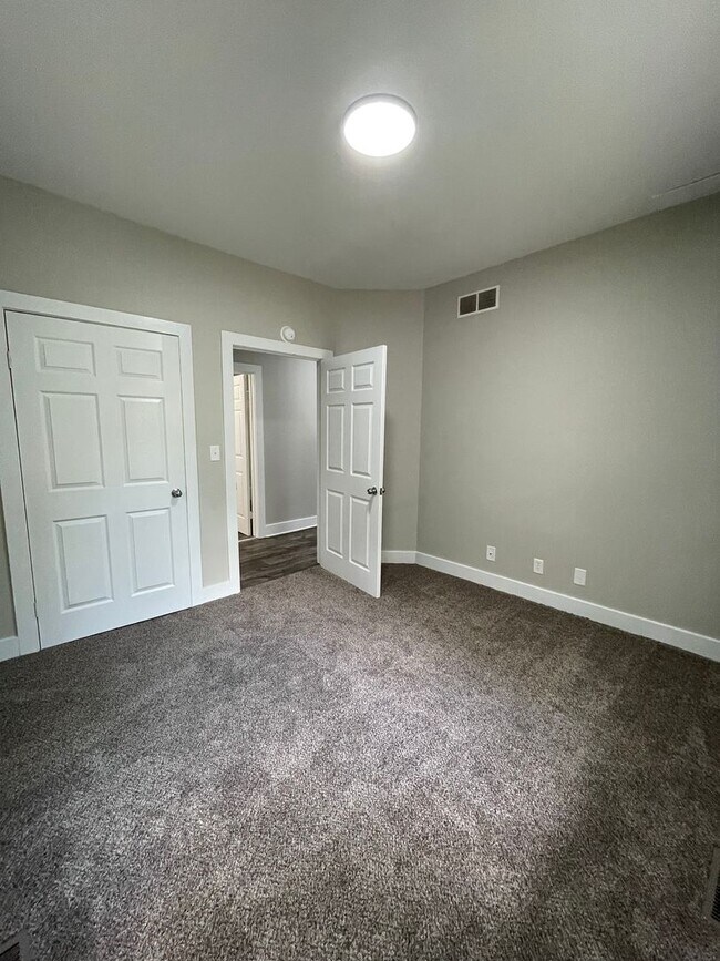 Building Photo - 905 North-5T