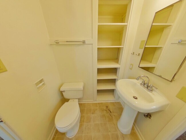 Building Photo - Free 1st month rent! 5 bedroom house near ...