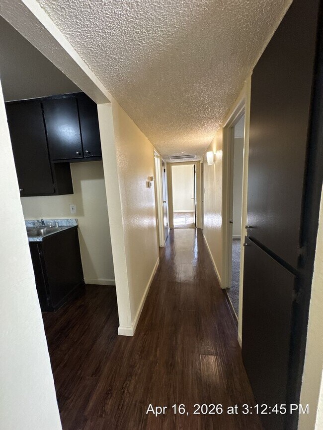 Building Photo - Downstairs Unit Move in Ready!