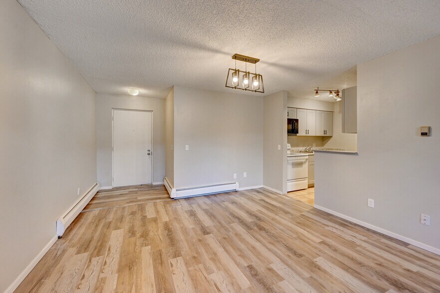 Building Photo - 5770 E Warren Ave