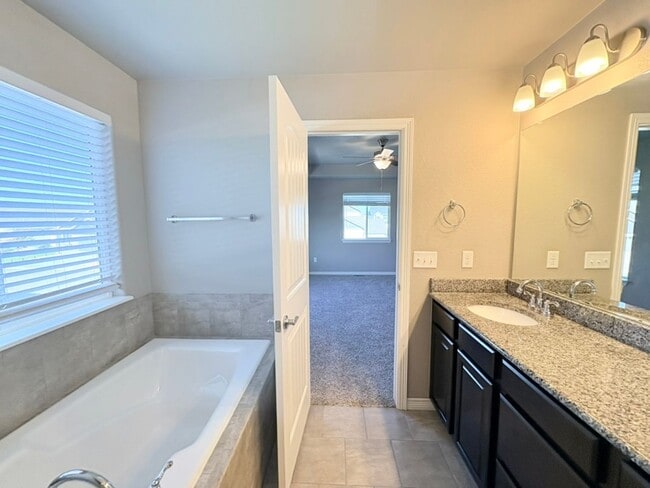 Building Photo - Beautiful 3 Bed, 2.5 Bath House in Windsor!