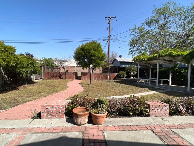 Building Photo - Bright Blossom Valley 3 Bedroom 2 Bath Single Family Home!