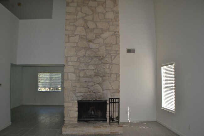 Building Photo - House for Rent in Austin