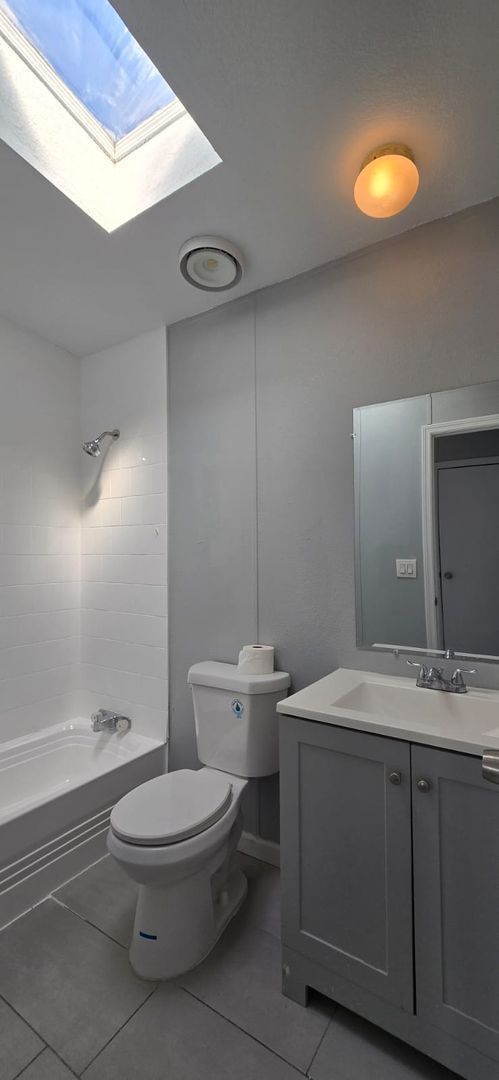 Building Photo - Newly renovated 4/3 property with fenced in yard!