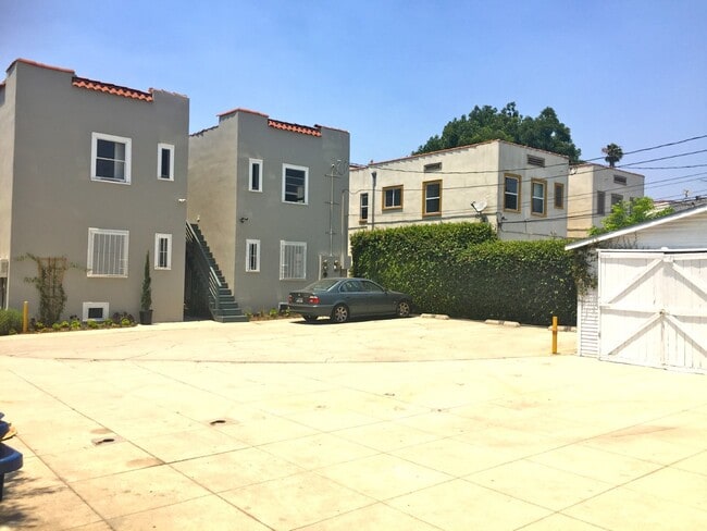 Building Photo - 156 S Catalina St