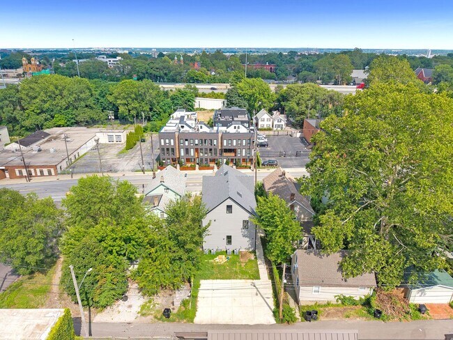 Building Photo - 2322 Scranton Rd