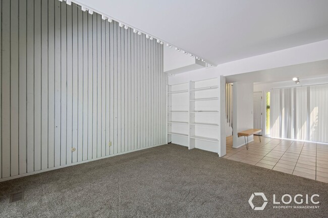 Building Photo - 1815 N Woodside Dr E