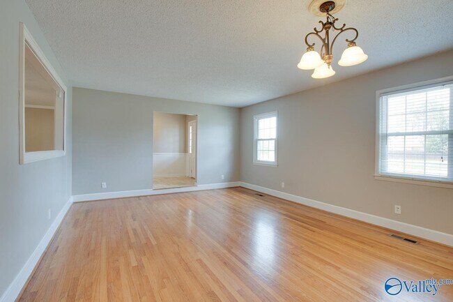 Building Photo - 2107 Edinburgh Dr SW