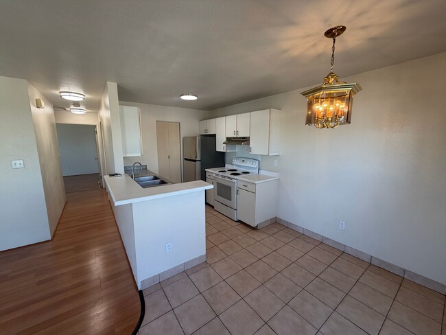 Building Photo - Upstairs Iao Parkside 2/2