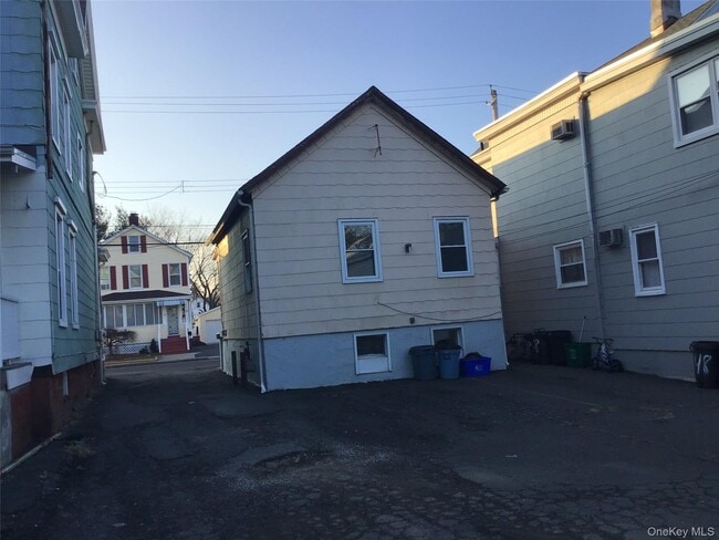 Building Photo - 46 Benson St