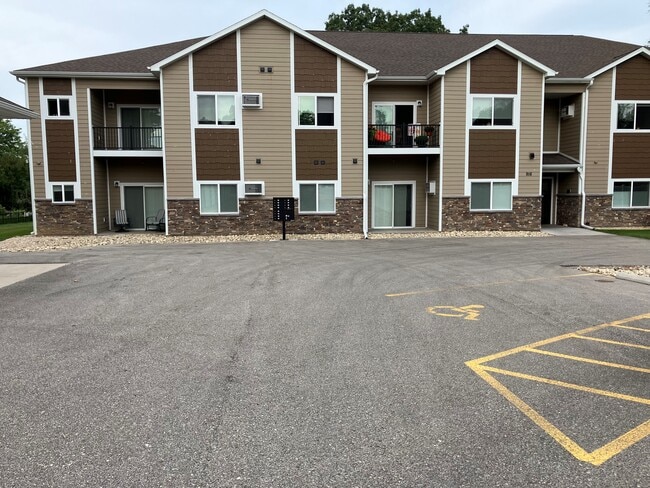 Building Photo - 916 Cedar Dr