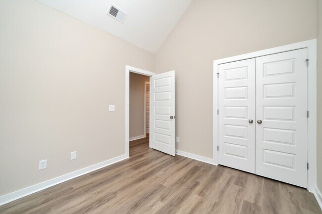 Building Photo - Move-In Special! Pay only ½ of your first ...