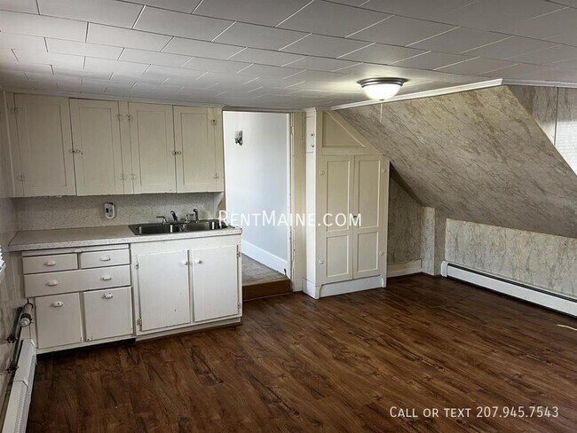 Building Photo - 445 Main St